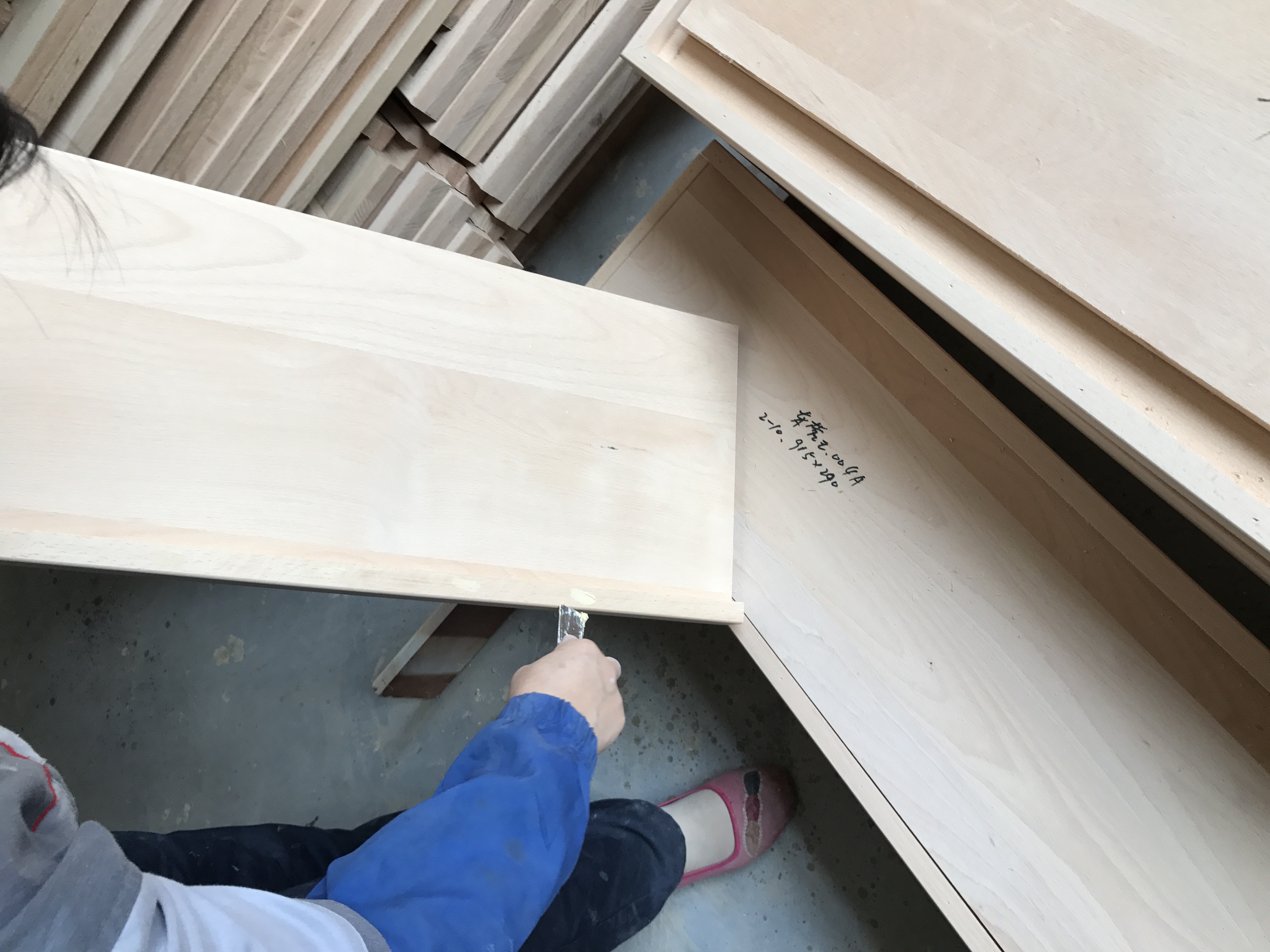 木质橱柜门框等接缝怎么填充修补？汉林水性腻子可解决！