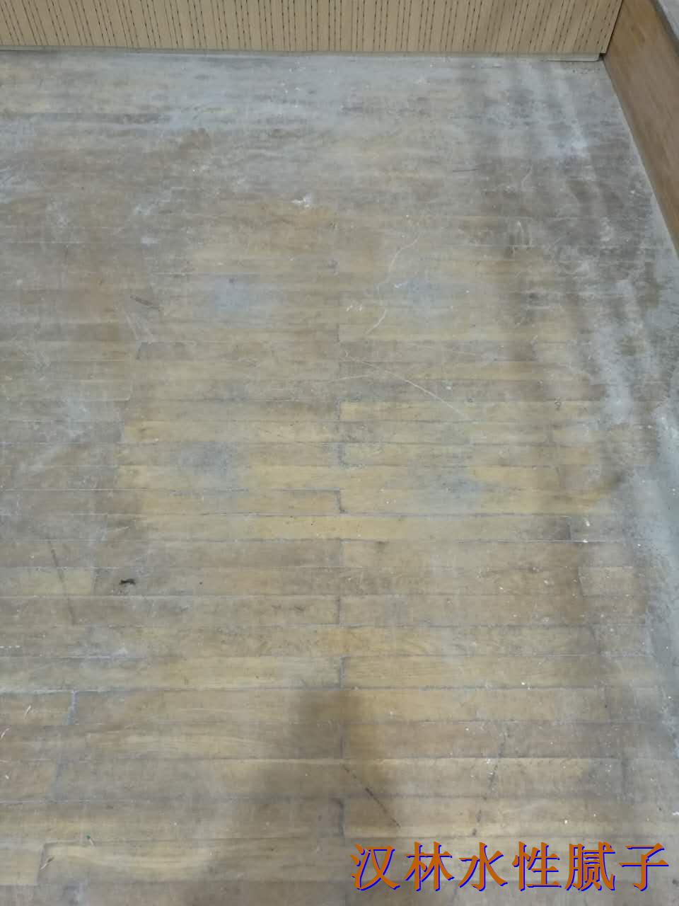 室内篮球场木地板裂缝太多要翻新，李总选择汉林水性腻子来修补